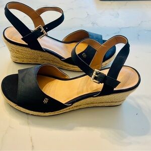 Navy blue wedge Tommy Hilfiger sandal never worn.